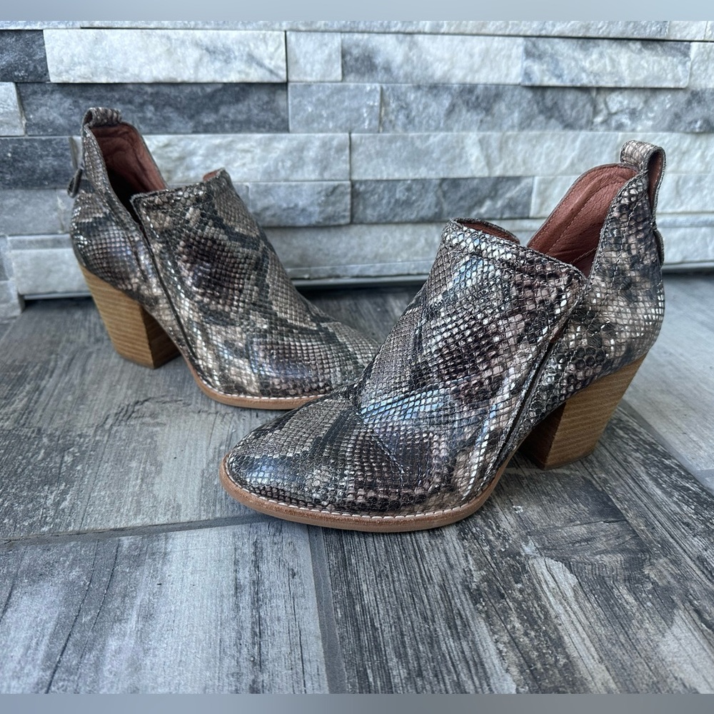 Jeffrey Campbell Rosalee Snake Animal Print  Women  Booties Size 8.5